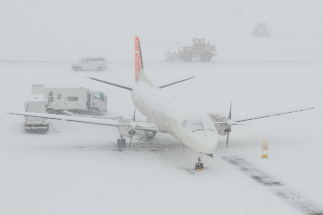 雪まみれの飛行機