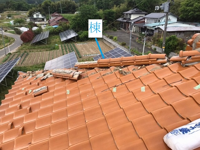 崩れた棟瓦