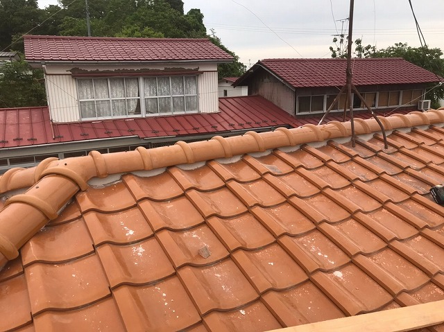 宮城県で地震で崩れた棟を7寸丸瓦で屋根工事しました。