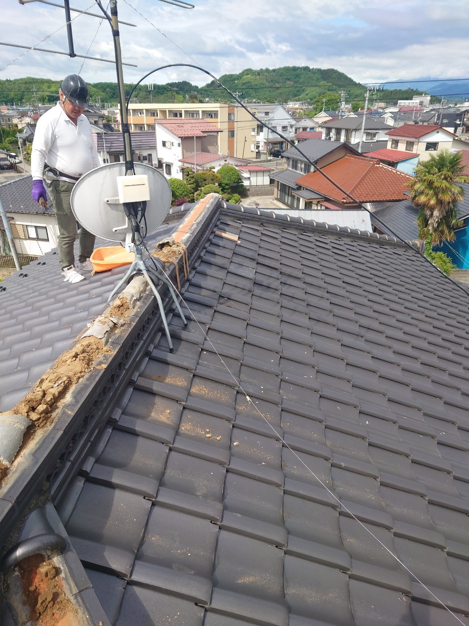 宮城県の地震で崩れた棟を冠瓦で修理しました