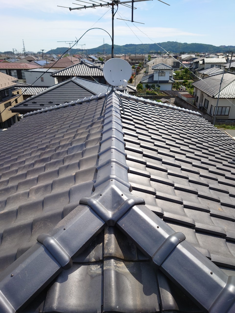 宮城県の地震で崩れた棟を冠瓦で修理しました