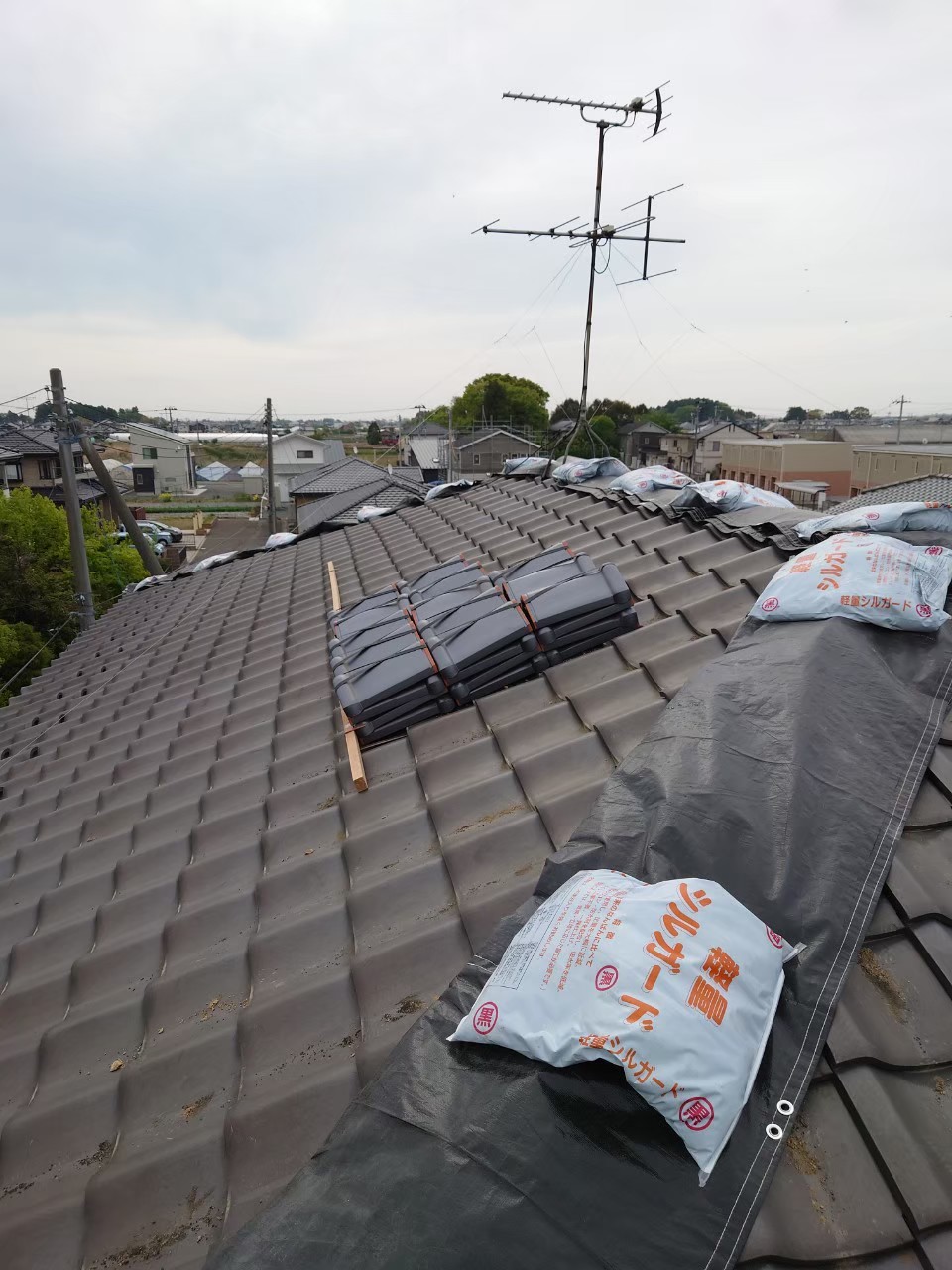 宮城県の地震で崩れた棟を冠瓦で修理しました