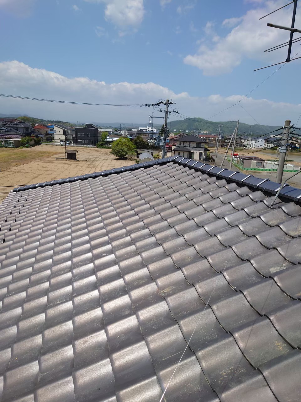 宮城県の地震で崩れた棟を冠瓦で修理しました