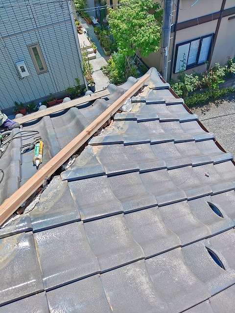 棟金具に芯木取り付ける